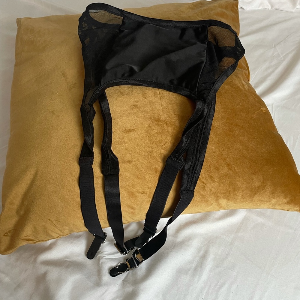 Retro mesh garter belt - Picture 3 of 5